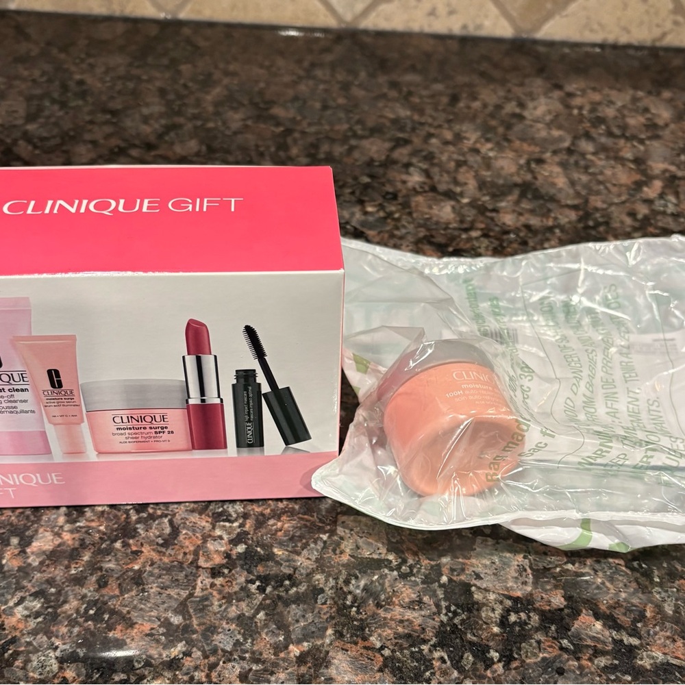 Clinique Gift Set with extra moisture surge